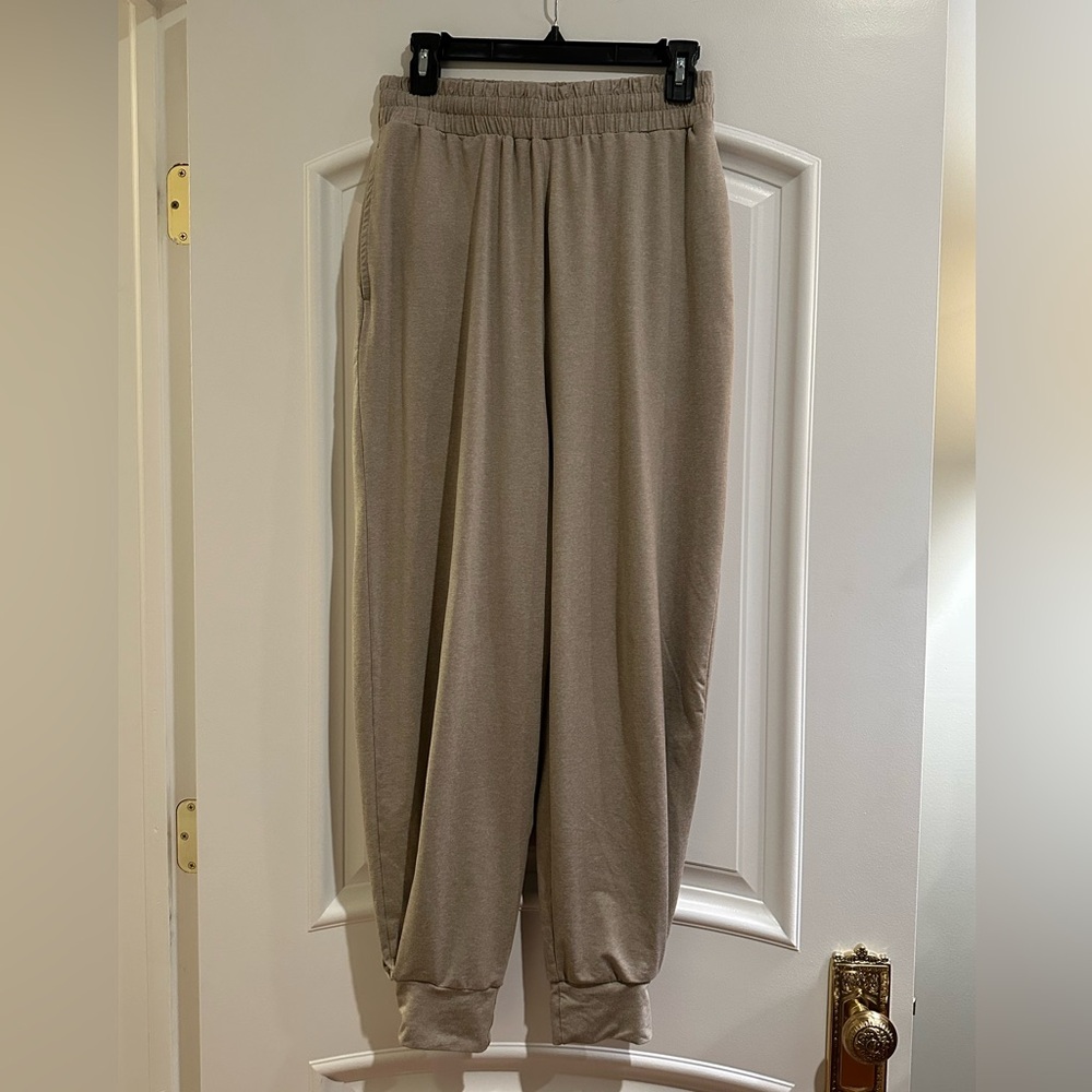 Varley Oatmeal Color Fluid Stretch Jersey Joggers Size Medium